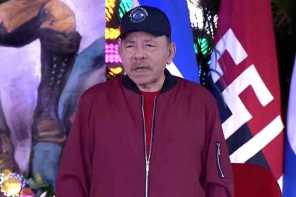 Daniel Ortega reaparece en acto de entrega de buses en avenida Bolívar