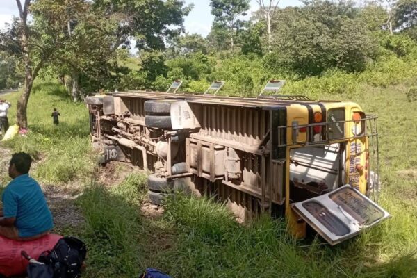 Vuelco de bus deja varios lesionados en la carretera Acoyapa–San Carlos